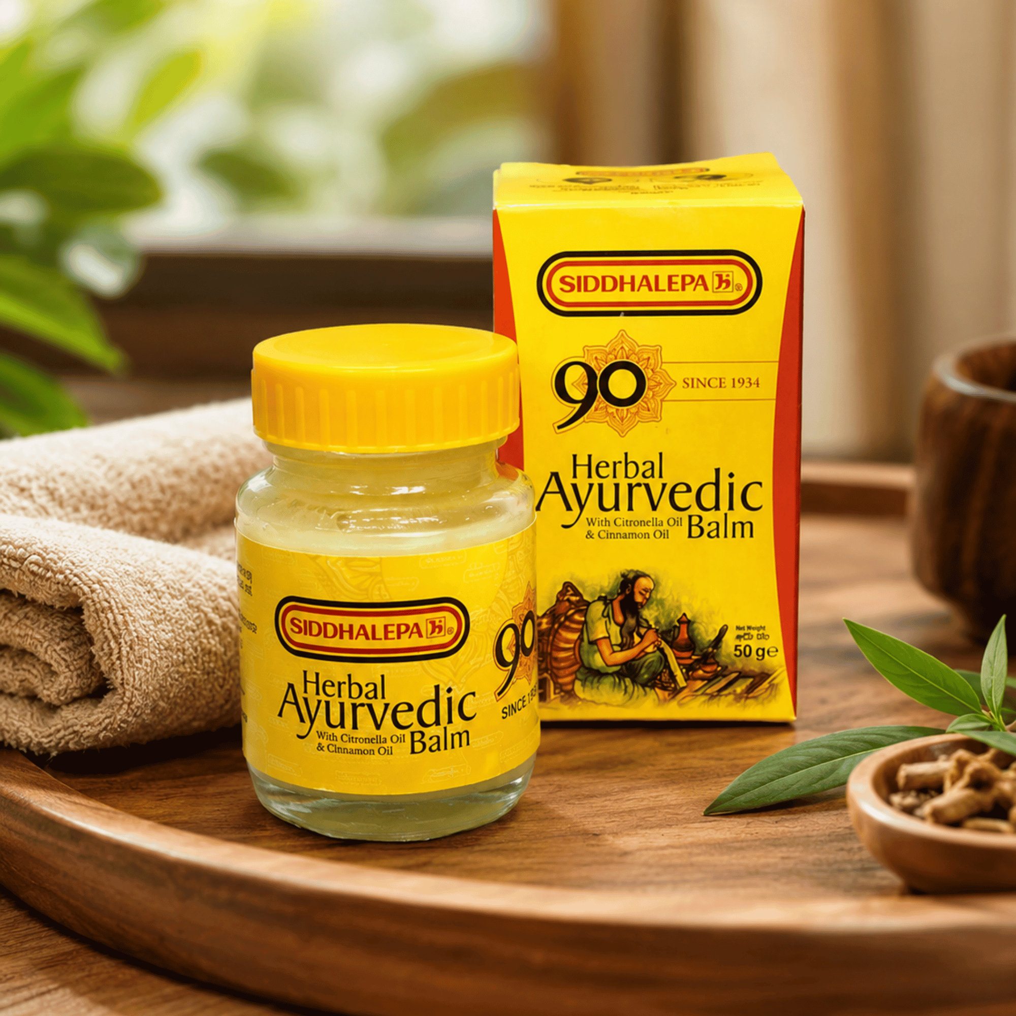 Baume ayurvédique Siddhalepa au menthol, camphre, eucalyptus, cannelle, citronnelle et pin. Massage localisé et confort aromatique.