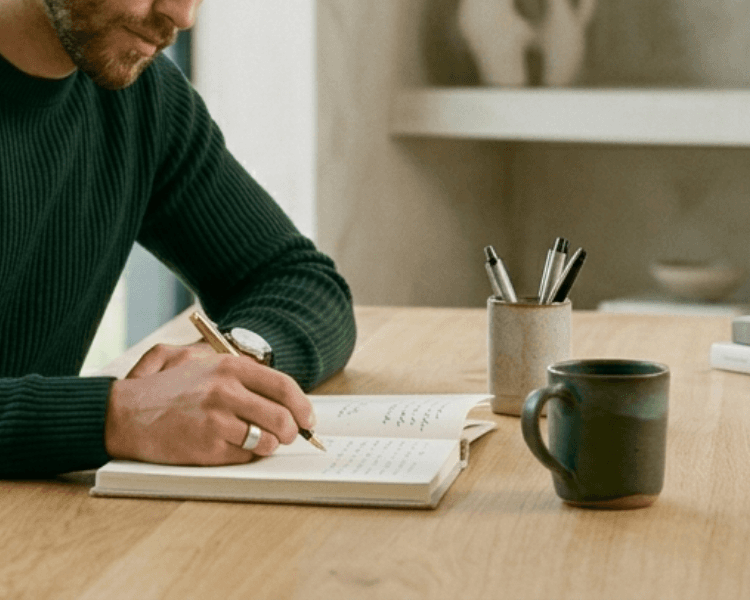 Homme qui travaille en étant focus et concentré