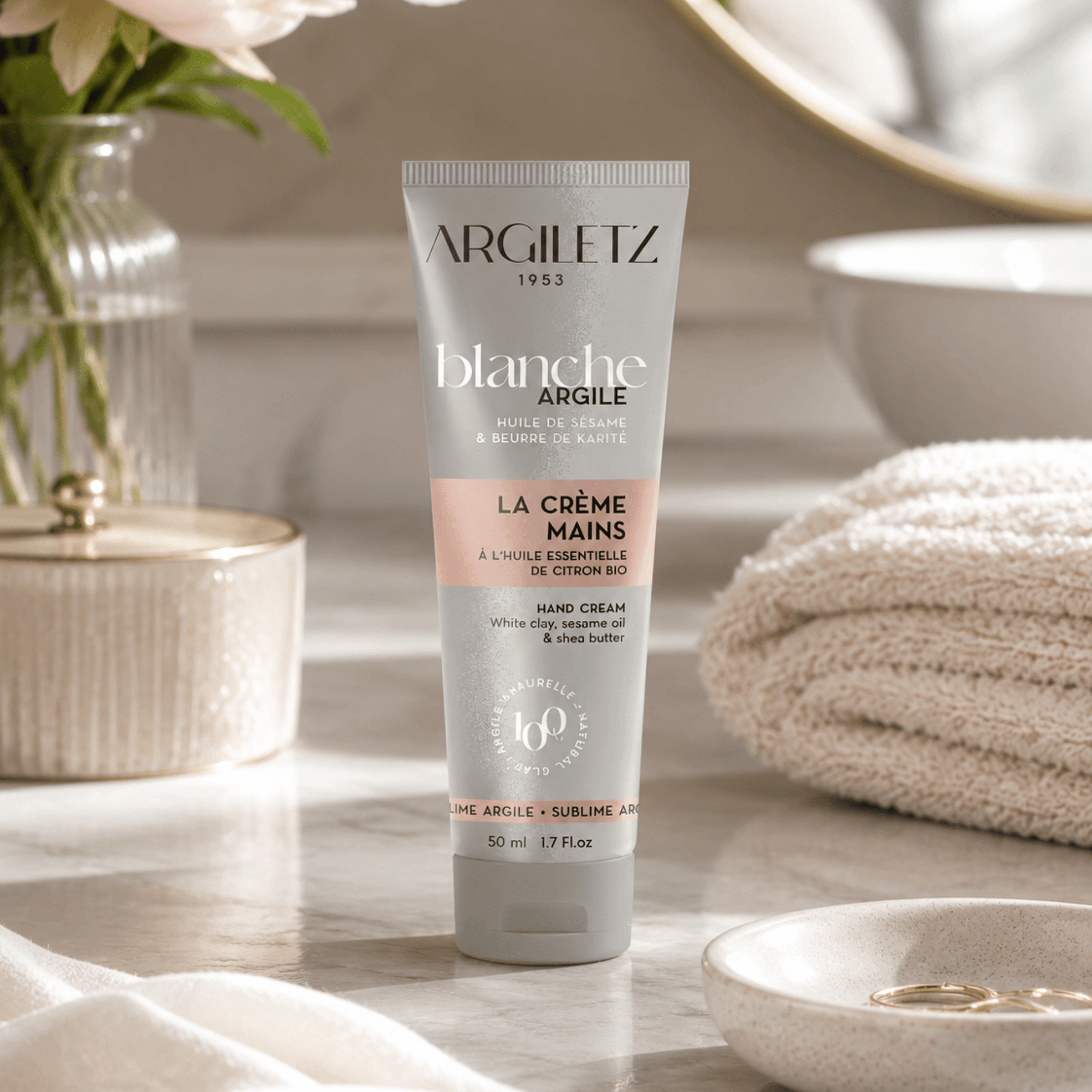 Crème mains Argiletz 50 ml à l’argile blanche, parfum citron bio. Aide à adoucir et réconforter les mains au quotidien.
