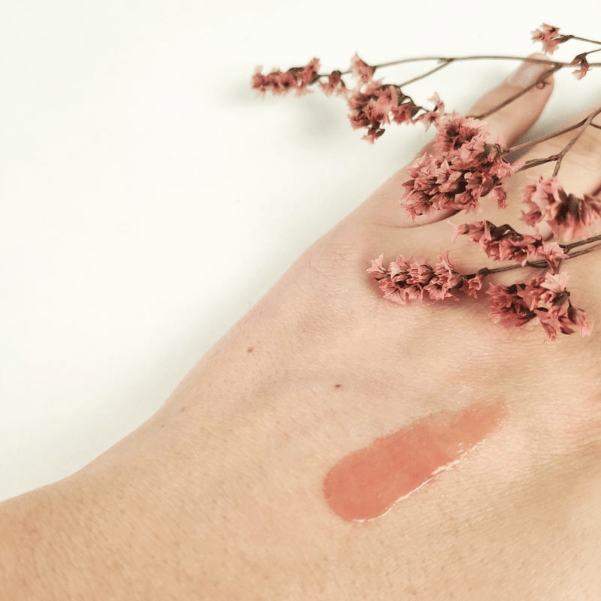 Embellisseur de teint Éclat de Rose Centifolia 30 ml. Soin teinté bio à la rose, acide hyaluronique et vitamine C pour un effet bonne mine.