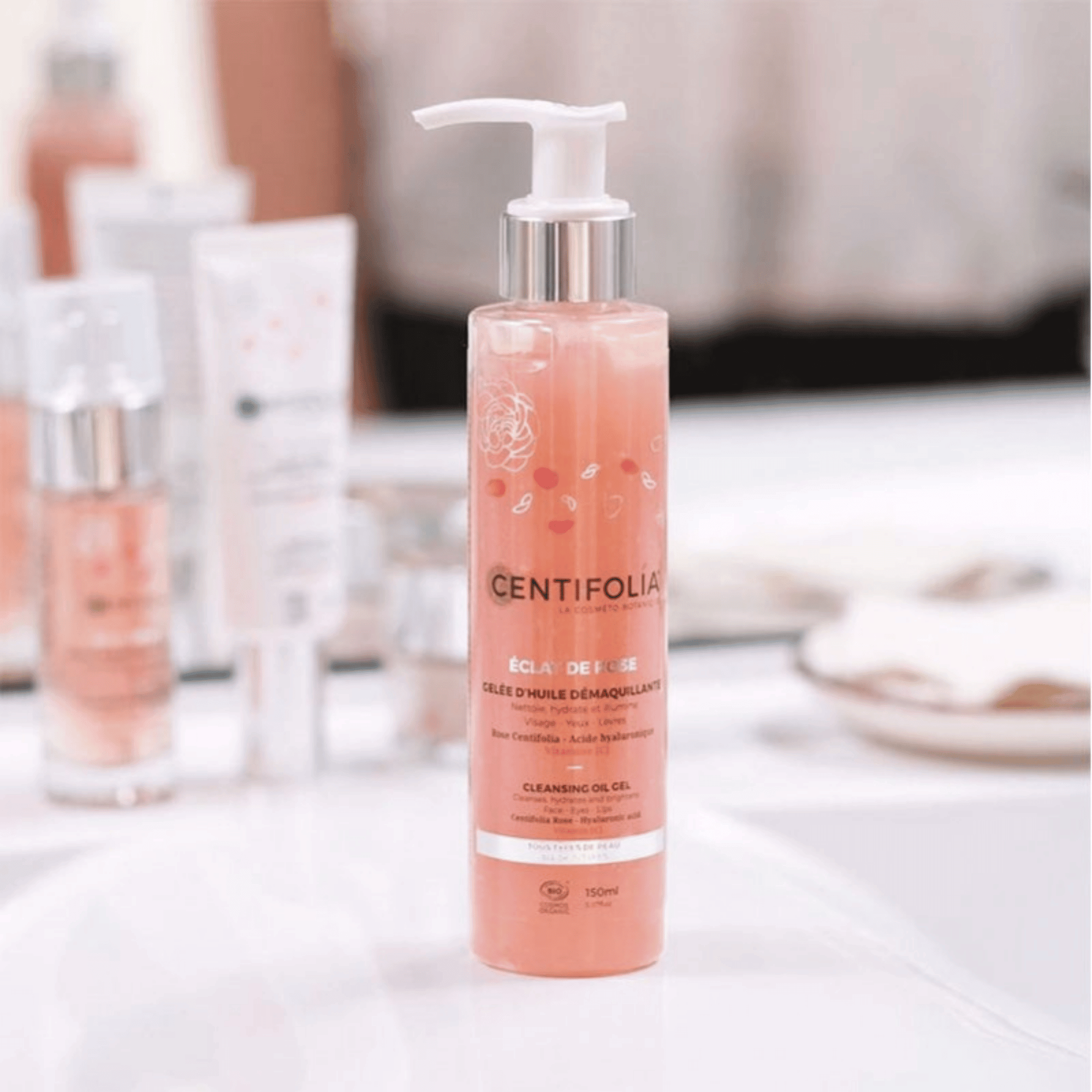 Gelée d’huile démaquillante Éclat de Rose Centifolia 150 ml à la rose bio, acide hyaluronique, vitamine C et huile de ricin.