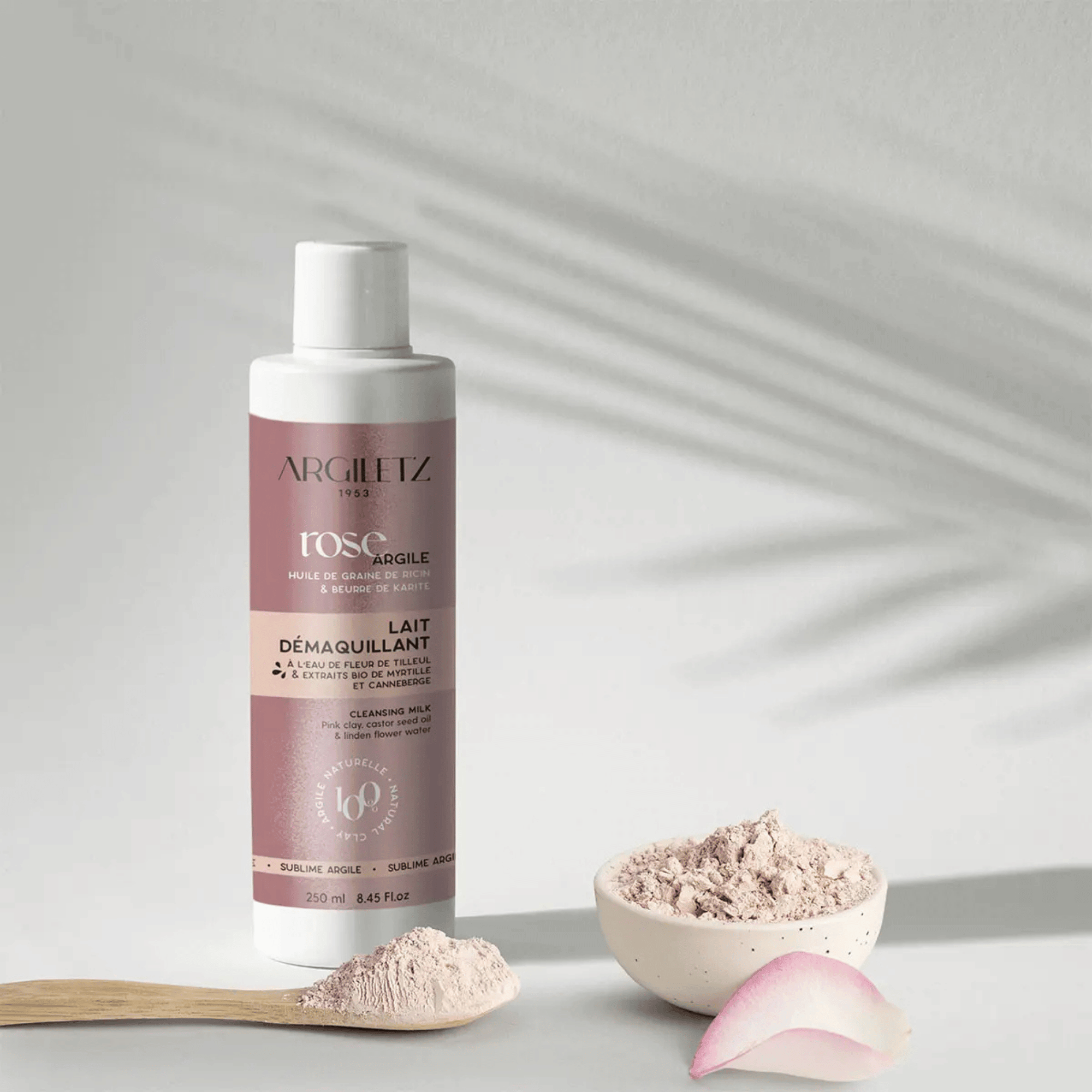 Lait démaquillant Argiletz à l’argile rose, eau de tilleul, myrtille et cranberry bio. Nettoie en douceur les peaux sensibles.