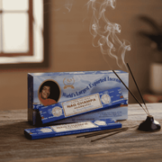 Encens Satya Sai Baba Nag Champa bleu avec bâtons en combustion